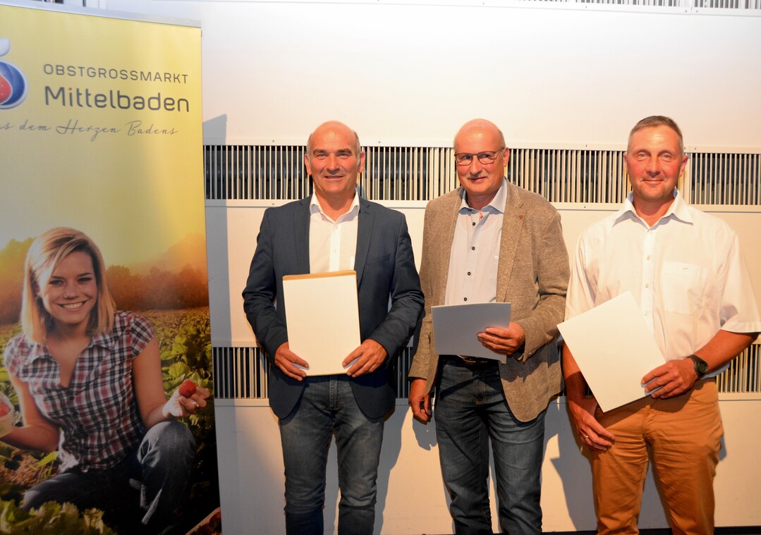 Nach 20 Jahren als Vorstandsvorsitzender der Obstgroßmarkt Mittelbaden eG scheidet v.l. Wendelin Obrecht aus dem Amt. Mit ihm gehen Erich Kiefer aus Ortenberg und Markus Beathalter aus Offenburg.