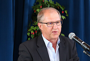 Die menschliche Ern�hrung sicherstellen: Otto K�rner, Leiter des Bildungszentrums Triesdorf, hofft auf Pflanzenbausysteme, die ertragsorientiert und effizient sind und mit vergleichsweise wenig Fl�che auskommen.