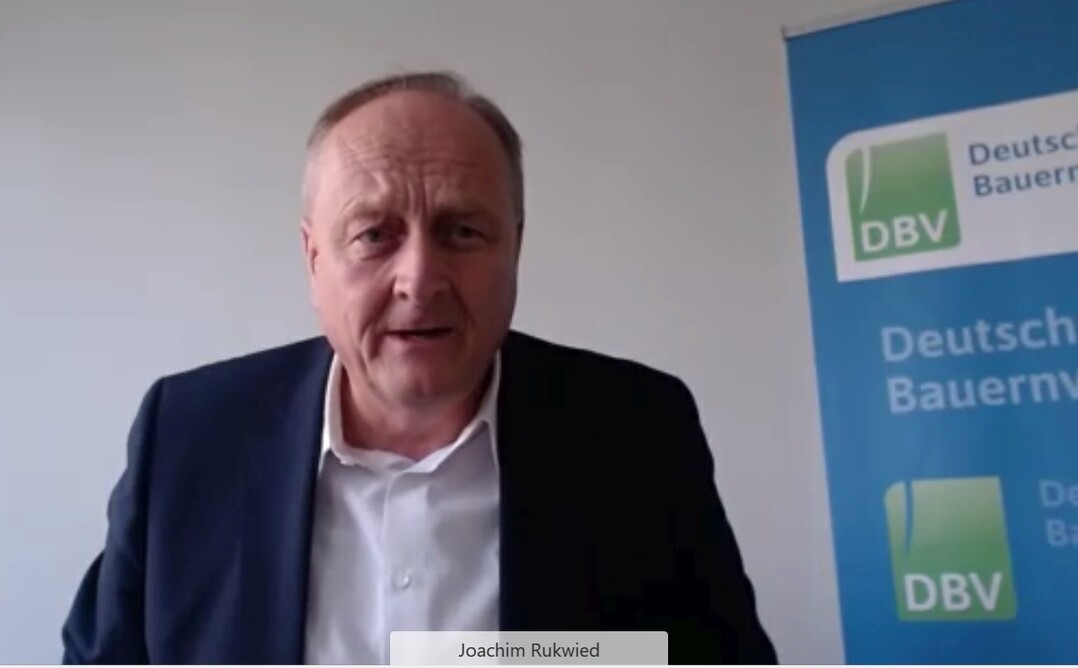 Joachim Rukwied, Präsident des Deutschen Bauernverbandes, im Rahmen einer digitalen Veranstaltung ein Zukunftskonzept für die deutsche Landwirtschaft vor. Es bietet vier Vorschläge, wie sowohl Landwirte als auch Bürgerinnen und Bürger neues Vertrauen in die Branche gewinnen können.