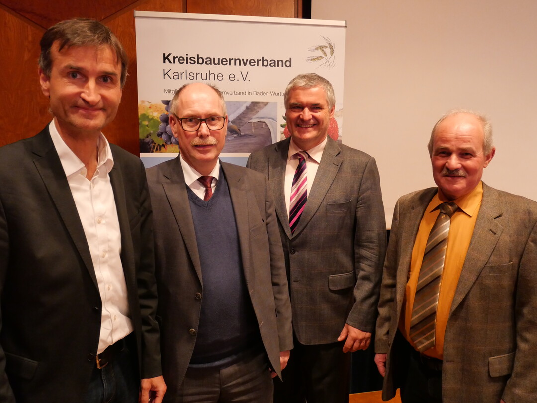 Boten auf dem Bauerntag im Kreis Karlsruhe ein breites Spektrum an Vortr�gen (v. l.) Professor Enno Bahrs, Uni Hohenheim; Dr. Konrad R�hl, Ministerium L�ndlicher Raum, Dr. Christian Bickert, DLG-Mitteilungen und Werner Kunz, Kreisobmann im Kreis Karlsruhe. 