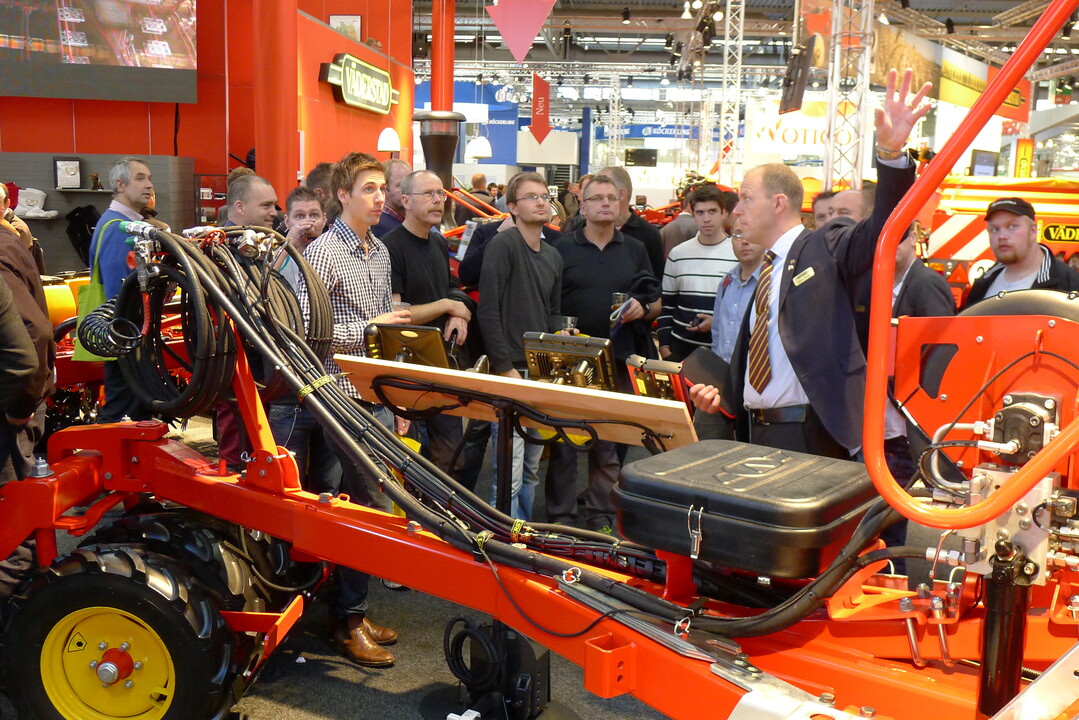 Gut 400.000 Besucher werden zur Agritechnica erwartet. Mit dem Angebot von �ber 2800 Ausstellern gibt es keine vergleichbare Informationsplattform f�r Investitionsentscheidungen. 