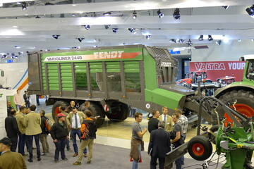 Der Fendt VarioLiner wird zur Erntesaison 2017 in Deutschland in zwei Ausf�hrungen mit 35 und 40 m� Ladevolumen verf�gbar sein.