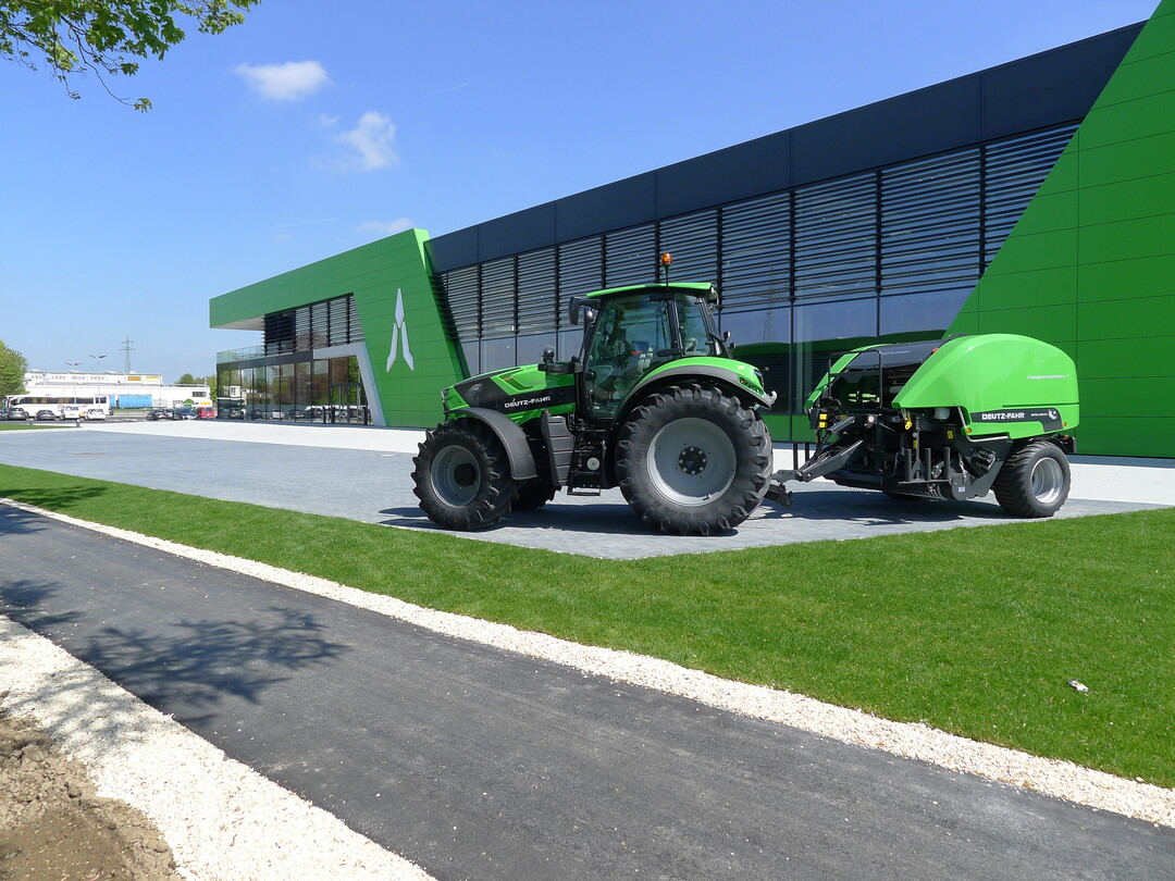 Die Deutz-Fahr Arena ist das neue Besucherzentrum mit Ausstellungshalle, Museum, Restaurant und Kino.
