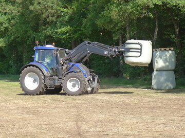 Die neue A-Serie deckt ein sehr gro�es Leistungssegment von 75 bis 134 PS ab. Ab Werk steht eine neue Generation an Frontladern passend f�r s�mtliche Chassisvarianten zur Auswahl. Diese neue G-Serie �berzeugt mit einer neuen Schwinge sowie neuer Werkzeugaufnahme und bietet dabei eine verbesserte Sicht bei einem hohen Ma� an Stabilit�t.