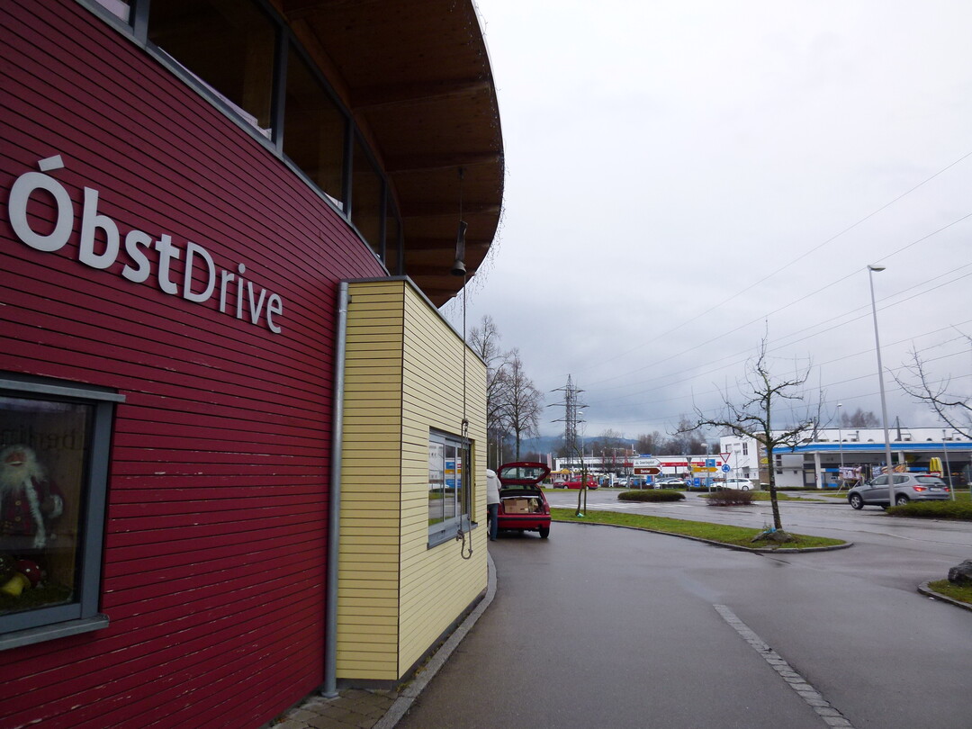 An eine Durchgangsstraße eine spannende Idee: Ein Drive-In für den Obstladen.