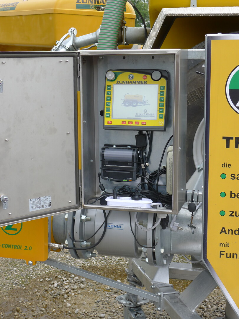 Zum System gehört ein ISBUS-Terminal, ein Belegdrucker sowie eine Fahrzeugbatterie samt Ladegerät.