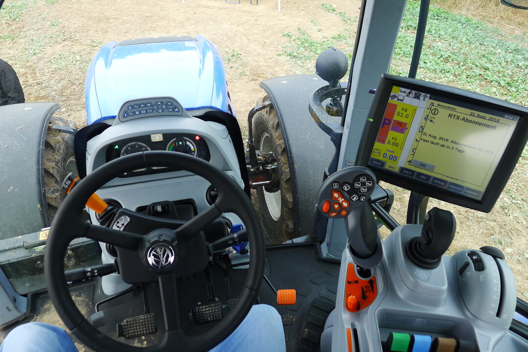 Der neue T6.180 Auto Command ist serienm��ig mit der SideWinderII-Armlehne und dem IntelliView IV-Farbmonitor ausgestattet.