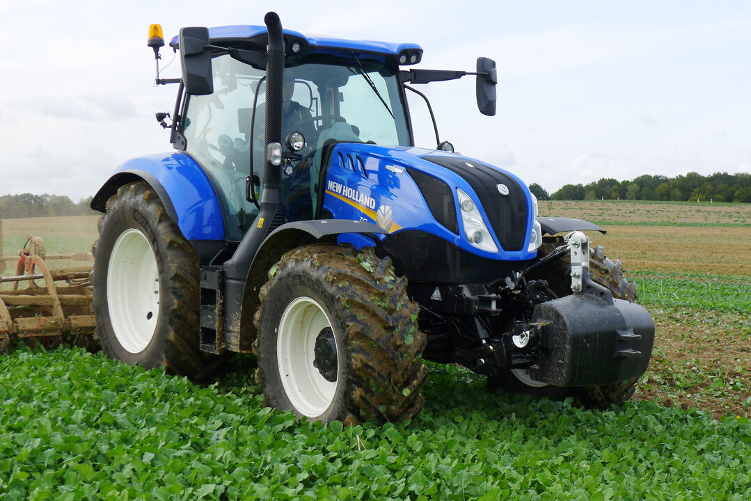 Mit dem T6.180 Auto Command erweitert New Holland die T6-Serie um einen kompakten Allrounder mit einem 6-Zylindermotor und stufenlosem Fahrantrieb. 