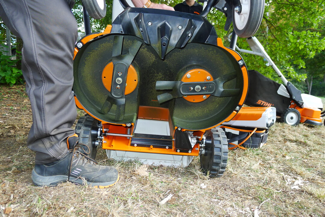 Der RMA 765 V besitzt zwei Messereinheiten, die besonders str�mungsoptimiert sind und so sehr leise arbeiten.