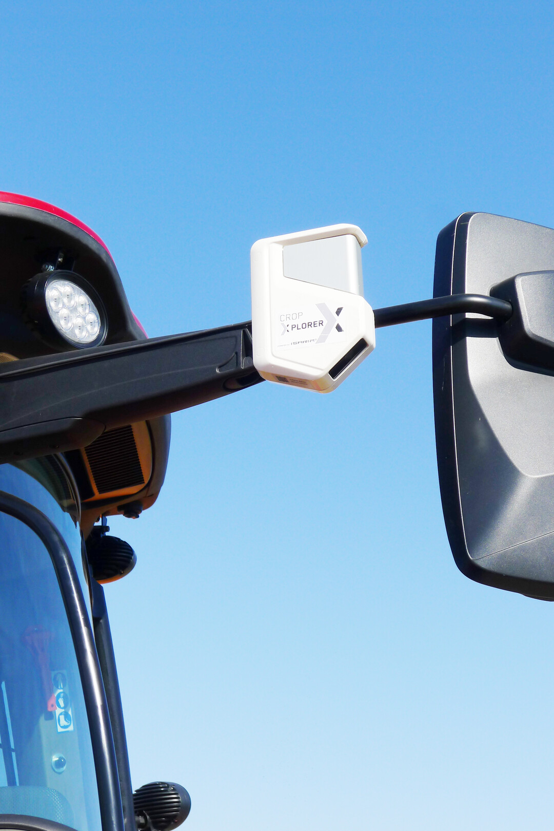 Eine weitere AGXtend-L�sung ist eine vereinfachte und einfach zu installierende Ausf�hrung eines passiven N-Sensors, der laut Case IH  gerade f�r Betriebe mit 80 bis 100 Hektar interessant sein soll. Mit rund 15.000 Euro liege das System preislich deutlich unter denen mit aktiven Sensoren. Das Bild zeigt einen der Sensoren am R�ckspiegel montiert.