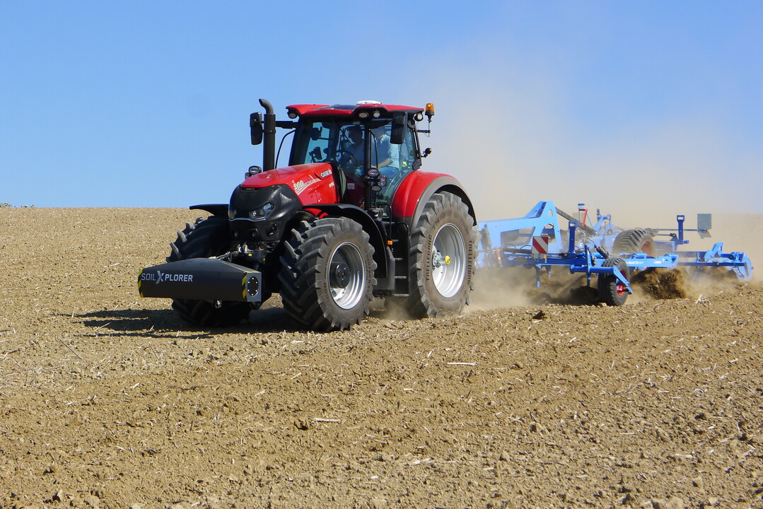 Unter der Bezeichnung AGXtend bietet Case IH in Zusammenarbeit mit Kooperationspartnern wie Geoprospectors, Fritzmeier, Dinamica Generale, Zasso und AppsforAgri exklusive Smart Farming-L�sungen. So den SoilXtender von Geoprospectors, der auf der Basis von elektromagnetischer Induktion die Leitf�higkeit im Boden bis 1,10 m Tiefe ermittelt. Die gewonnenen Daten k�nnen beispielsweise zur variablen Tiefenf�hrung bei der Bodenbearbeitung oder f�r variable Saatmengen genutzt werden.