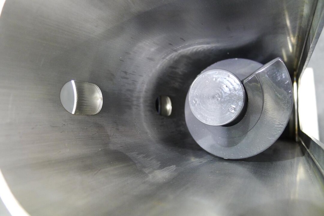 Zur Regelung von kleinen G�lle-Ausbringmengen bei gro�en Arbeitsbreiten gedacht ist das System FlexFlow von Fliegl. Dieses basiert auf zwei halbschaligen, verschiebbaren Wannen mit unterschiedlich gro�en ovalen Durchfluss�ffnungen. So l�sst sich der Querschnitt des Auslaufs stufenlos verstellen. 