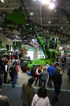 Fendt bringt mit dem Cargo T955 einen erten Telelskoplader auf den Markt. Die Maschine wird in Kooperation mit der Sennebogen Maschinenfabrik gebaut. Die Liftkabine kann auf bis 4,25 m hochgefahren Der Lader hat ein Einsatzgewicht von 11,8 t und hebt bis zu 5,5 t auf eine maximale Hubhöhe von 8,5 m.