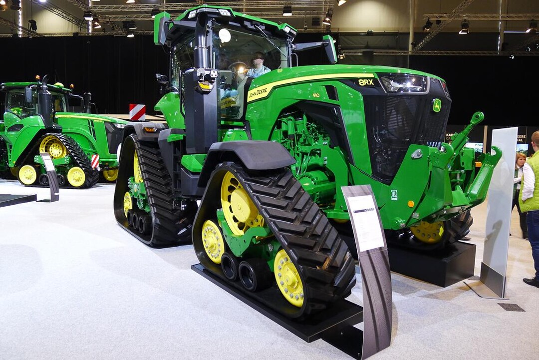 Die 8er-Traktoren bietet John Deere als Rad- und Raupenmaschinen in zwei Varianten an.