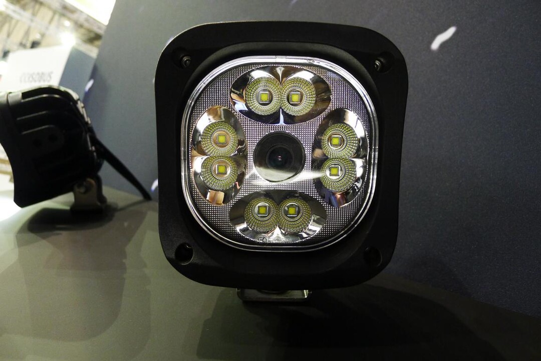 2 in 1: Fliegl integriert eine Kamera in einen LED-Scheinwerfer. Das Signal l�sst sich direkt ins Schlepperterminal einspeisen.  