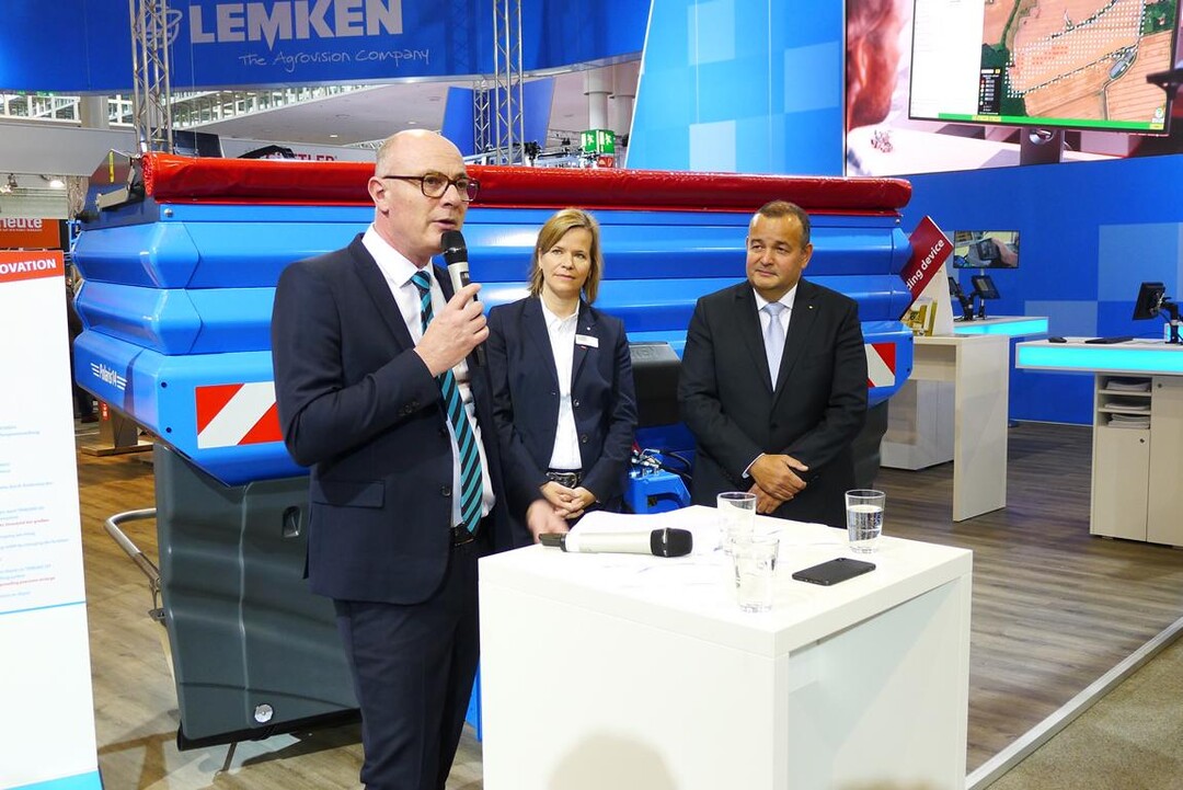 Strategische Kooperation: Die Familienunternehmen Lemken und Sulky arbeiten bei D�ngerstreuern zusammen. Lemken erwartet im ersten Jahre einen Absatz von rund 300 bis 500 blauen Streuern. Details zu der Zusammenarbeit erl�uterten (v.l.): Sulky-Vorsitzender Julian Burel, Nicola Lemken, Gesellschafterin und Mitglied der Gesch�ftsleitung, und Lemken-Gesch�ftsf�hrer Anthony van der Ley.  