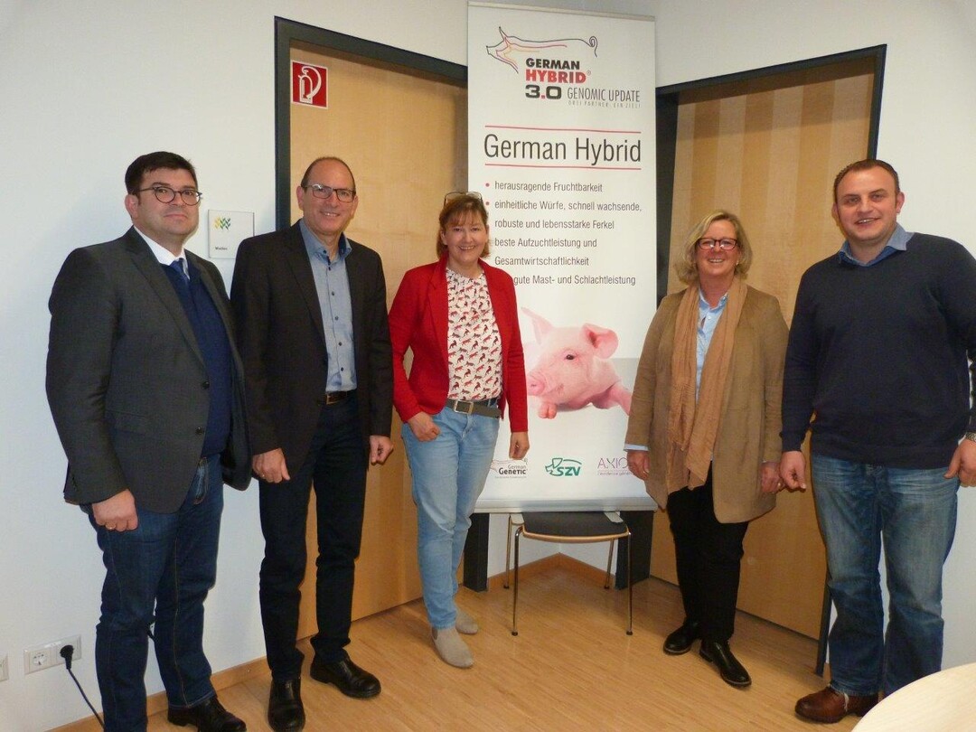 Tierwohl spielt eine immer gr��ere Rolle, das machten die Referenten der beiden Fachtagungen von SZV/German Genetic in Laupheim und Unterm�nkheim-�brigshausen deutlich (v.l.n.r.): Karl-Friedrich M�ller von der Besamungsunion Schwein, Albrecht Weber, Zuchtleiter German Genetic, Mirjam Lechner, UEG Hohenlohe-Franken, Birgit Arnsmann, Andreas Hermes-Akademie, Bonn und Benny Hecht von der Meinsdorfer Agrargenossenschaft L�ndeken. Es fehlt Dr. Matthias Eddicks von der Klinik f�r Schweine an der Ludwig Maximilians-Universit�t M�nchen. 