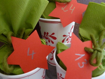 Überraschung „to go“: Pappbecher eignen sich hervorragend, um kleine Geschenke zu verpacken. Und sind noch ne tolle Deko.