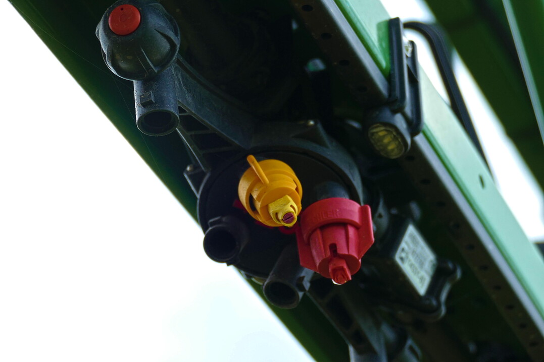 Feldspritzen sollten mit D�sen ausger�stet sein, die eine Ausbringung mit 90-prozentiger Abdriftminderung bei einem Druck von mindestens 2 bar erm�glichen.