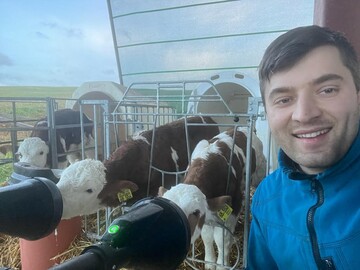 Gut ins Leben starten - mit gen�gend Milch und einer tiergerechten Aufstallung: Darauf legen Jonathan B�rkle und seine Familie auf ihrem Milchviehbetrieb in Lo�burg-Ursental (Landkreis Freudenstadt) viel Wert. Der studierte Landwirt war einer der Referenten auf der j�ngsten Aulendorfer Wintertagung Anfang Dezember am Landwirtschaftlichen Zentrum (LAZBW).