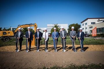 Beim Spatenstich f�r die Erweiterung der Stihl Vertriebszentrale von links: Michael Kausch, Abteilungsleiter Vertriebslogistik in Stihl Dieburg, J�rg Lamprecht, Gruppenleiter Servicedienstleistungen in Dieburg, Gerhard Rheiner, Bereichsleiter Materialwirtschaft, Personalwesen, Servicedienstleistungen in Dieburg, Norbert Pick, Stihl Vorstand Marketing und Vertrieb, Dr. Nikolas Stihl, STIHL Beirats- und Aufsichtsratsvorsitzender, Dr. Bertram Kandziora, Stihl Vorstandsvorsitzender, Heribert Benteler, Gesch�ftsf�hrer Stihl Dieburg, Roland Bohn vom Generalunternehmen Leonhard Weiss.