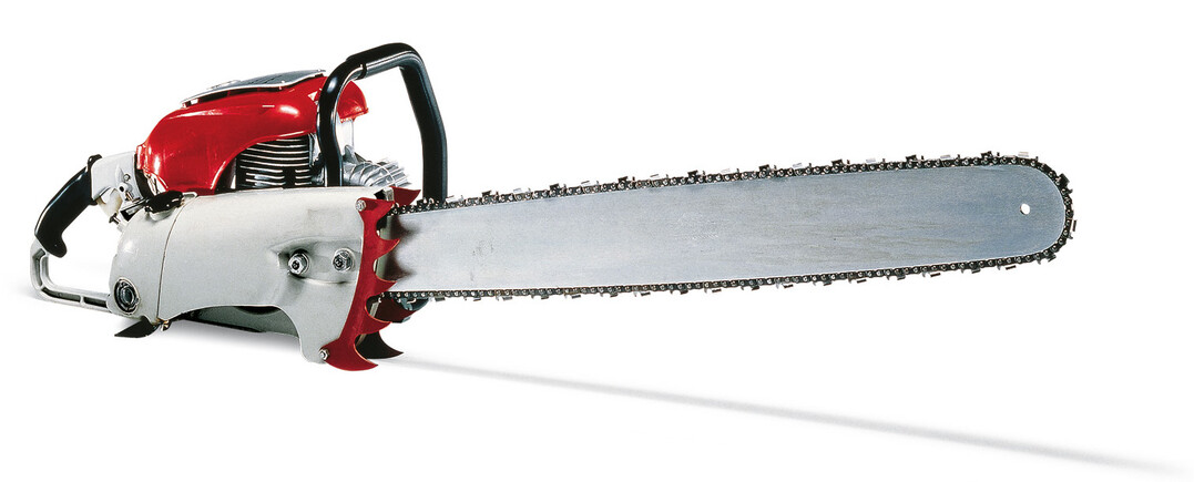 Die Contra war die erste getriebelose Stihl Einmann-Motorsäge. Mit 12 kg und 6 PS war sie leichter und effizienter als alle anderen Produkte auf dem Markt. Die Contra war ein weltweiter Erfolg: Mit ihr fährt das Unternehmen zweistellige Umsatzsteigerungen ein.