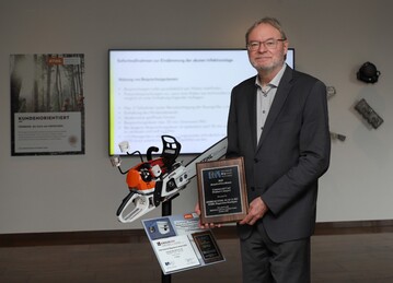 Hartmut Fischer, Gesch�ftsleiter von STIHL Magnesium-Druckguss, freut sich �ber die Auszeichnung mit dem Award of Excellence der International Magnesium Association. 