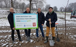 Gute Stimmung bei der Baumpflanzaktion in Gaisbeuren: (v.l.) Martin Engelmayr, Geschäftsführer bbv Service GmbH; Patrick Hackl von "besser grün"; Dirk Lambertz, Geschäftsführer der LBV-U und Gastwirt Alexander Bösch aus Gaisbeuren.