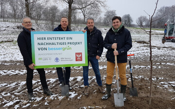 Gute Stimmung bei der Baumpflanzaktion in Gaisbeuren: (v.l.) Martin Engelmayr, Geschäftsführer bbv Service GmbH; Patrick Hackl von "besser grün"; Dirk Lambertz, Geschäftsführer der LBV-U und Gastwirt Alexander Bösch aus Gaisbeuren.