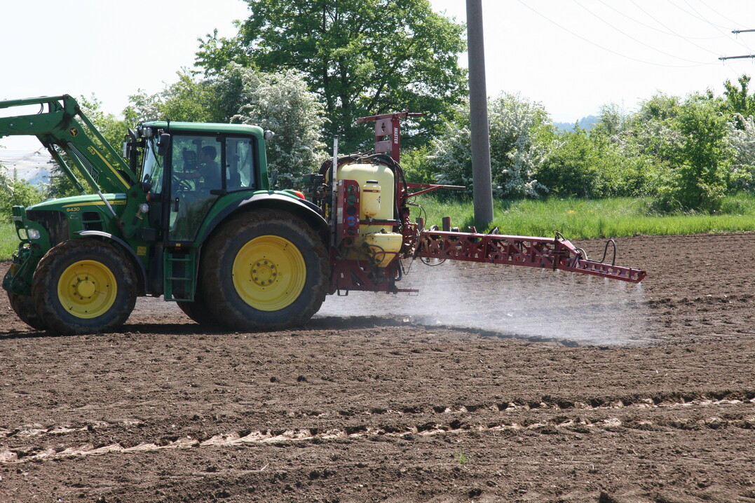 Die Zulassungen der Pflanzenschutzmittel werden bis zur endgültigen Entscheidung über eine erneute Zulassung erteilt.