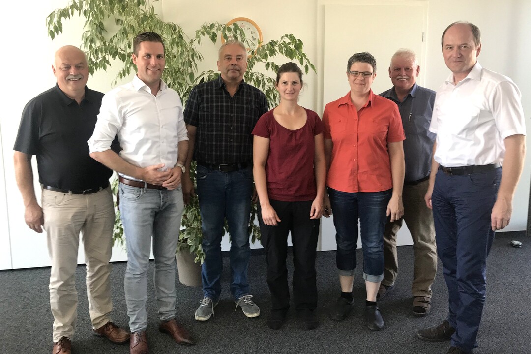 Teilnehmer am Informationsgespräch über Ferkelkastration (v.l.n.r.): Hans Rieger, Manuel Hagel MdL, Dr. Stefan Birk, Dr. Monika Bantle, Daniela Braun, Alfred Seitz, Hans-Benno Wichert. Foto: German Genetic/SZV