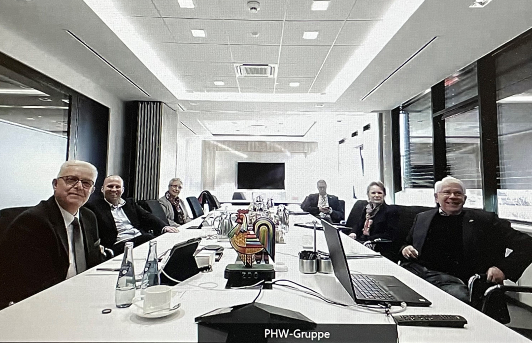 Fast der gesamte Vorstand des ZDG (unter Einhaltung der 3-G-Regel) traf sich f�r die Mitgliederversammlung in den R�umen der PHW-Gruppe. V. l. n. r.: Friedrich-Otto Ripke (Pr�sident), Stefan Teepker (FB H�hnchenerzeugung), Marion Dorn (FB Landesverb�nde), Thomas Storck, Bettina Gr�fin von Spee (FB Putenerzeugung), Paul-Heinz Wesjohann (FB Gefl�gelschlachtereien).