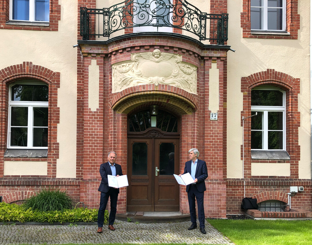 Prof. Dr. Frank Ordon (l.) und Prof. Dr. Frank Ewert (r.) freuen sich �ber den frisch unterzeichneten Kooperationsvertrag von JKI und ZALF.