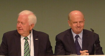 Gute Verkaufszahlen und viele Produktneuheiten - AGCO-Chef Martin Richenhagen (r.) und Peter-Josef Paffen, AGCO Fendt Gesch�ftsf�hrer sehen das Unternehmen auf einem guten Weg.