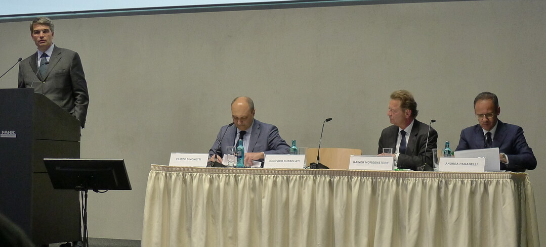 Vorstandsvorsitzender Lodovico Bussolati (l.) unterstrich vor der Presse den Innovations- und Wachstumswillen von Deutz-Fahr. F�r Europa-Vertriebschef Rainer Morgenstern (Zweiter v. r.) ist das neue Werk und Besucherzentrum ein wichtiger Kompetenzbeweis in Richtung Kunden und Handel. 