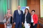 LBV-Präsident Joachim Rukwied stellt sich mit den Landfrauen auf der LBV-Mitgliederversammlung 2018 in Fellbach der Fotografin.