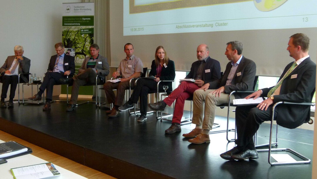 Teilnehmer der Podiumsdiskussion: Wolfgang Reimer, Ministerialdirektor am Ministerium für ländlichen Raum; Siegfried Huber, Aufsichtsratsvorsitzender FVS eG; Heinz Kolb, 1. der Vorstand Realgenossenschaft Essingen; Rolf Werthwein, Vorsitzender der FBG Murr-Lauter; Yvonne Hengst-Ehrhart,Forstkammer (Moderation); Dietmar Hellmann, 1. Vorsitzender BDF Baden-Württemberg; Thomas Venus, Betriebsleiter der Blauwald GmbH und Prof. Dr. Artur Petkau, Professor für Forstökonomie der Hochschule Rottenburg