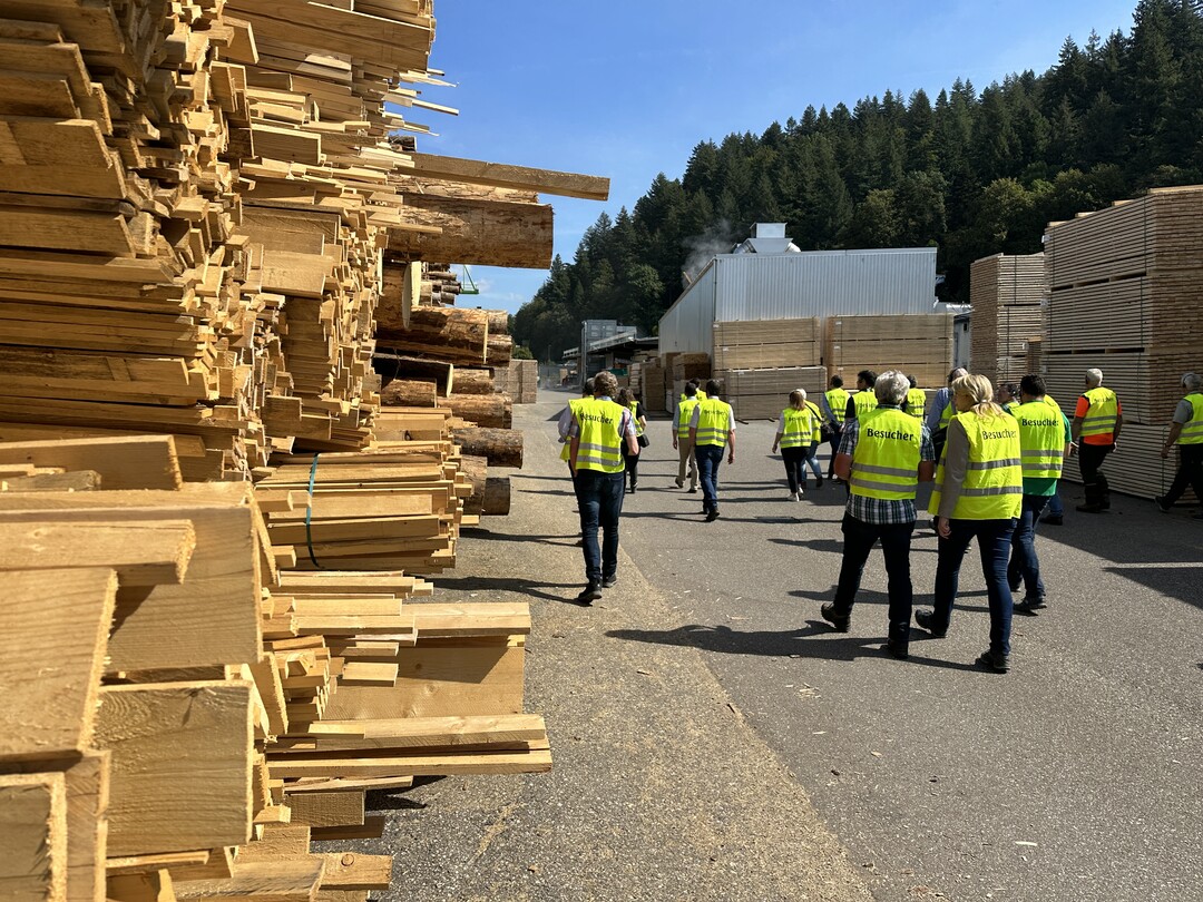 Besuch beim Sägewerk Streit, wo das Nadelholz aus den umliegenden Wäldern zu jährlich rund 200.000 m³ Schnittholz verarbeitet wird.