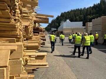 Besuch beim S�gewerk Streit, wo das Nadelholz aus den umliegenden W�ldern zu j�hrlich rund 200.000 m� Schnittholz verarbeitet wird.