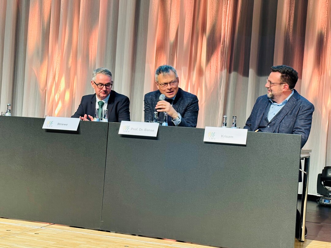 Der 7. LBV-Unternehmertag 2023. Mit den Podiumsteilnehmern v.l. Ludwig Striewe, Gesch�ftsf�hrer BAT Agrar, Prof. Dr. Martin Banse, Leiter Th�nen-Institut f�r Marktanalysen und Moderator und BWagrar-Chefredakteur Guido Krisam.