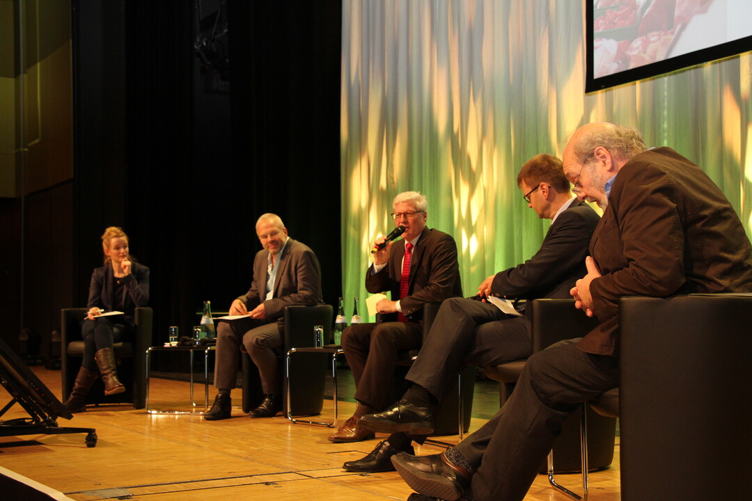 Teils kontr�re Diskussion: Die Experten auf dem Podium in Forum 3 des LBV-Unternehmertages 2016 (von links): Stefanie P�pken, PROVIEH; Prof. Dr. Harald Grethe, Universit�t Hohenheim; Moderator Dr. Michael Lohse; Ralf-Thomas Reichrath, ALDI S�D; Udo Pollmer, Buchautor und Lebensmittelchemiker.