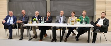 In einer angeregten Podiumsdiskussion stellten sich die Referenten des Dritten Hohenheimer Landwirtschaftsdialogs den Fragen aus dem Publikum. Von links: Ministerialdirigent Joachim Hauck, Ministerium f�r L�ndlichen Raum und Verbraucherschutz (MLR) Baden-W�rttemberg; Hans-Heinrich Berghorn, Pressesprecher Westf�lisch-Lippischer Landwirtschaftsverband (WLV), Dr. Heinz Schweer, Direktor Landwirtschaft bei Vion; Prof. Dr. Jens Vogelgesang, Institut f�r Kommunikationswissenschaft, Uni Hohenheim; Dr. Ludger Schulze Pals, Chefredakteur top agrar; Henriette Keuffel und Julia Nissen, Forum Moderne Landwirtschaft; Rainer Winter, Deutsche Landwirtschafts-Gesellschaft (DLG).