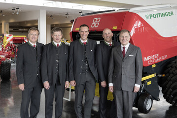 Klaus P�ttinger (r.) �bergibt die Gesch�ftsf�hrung an das neue Team, v. l.: Heinz P�ttinger, Markus Baldinger, J�rg Lechner und Gregor Dietachmayr.