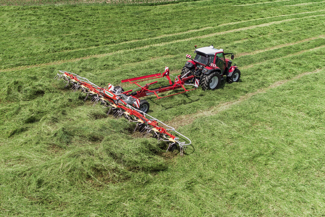 Die neuen P�ttinger-Wender Hit HT sind bis 17 Meter Arbeitsbreite lieferbar.