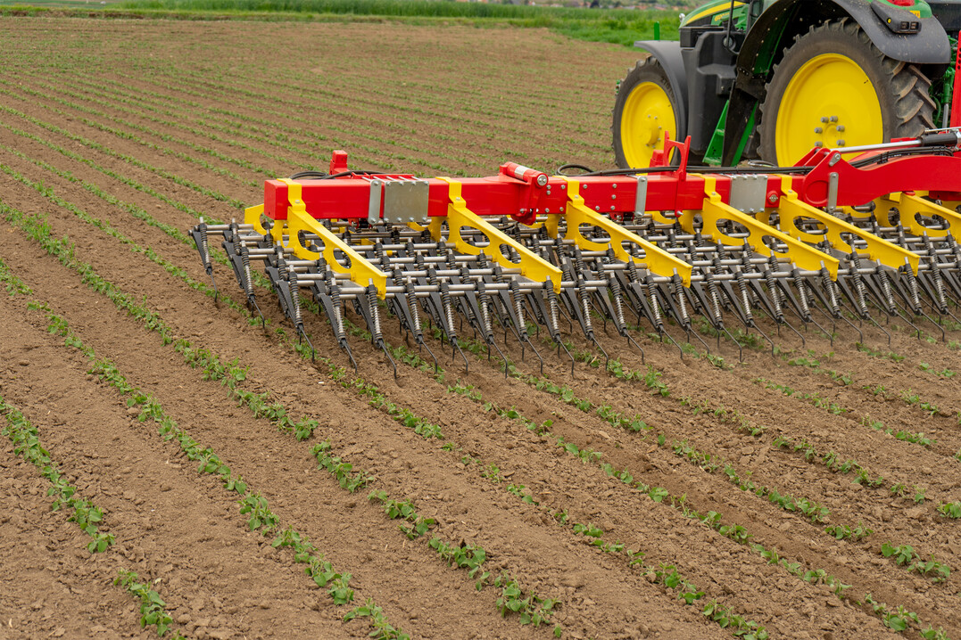 Der Konstantdruckstriegel Tinecare von Pöttinger verfügt über ein patentiertes Druckfedersystem und ein Schnellwechselsystem für die Zinken.