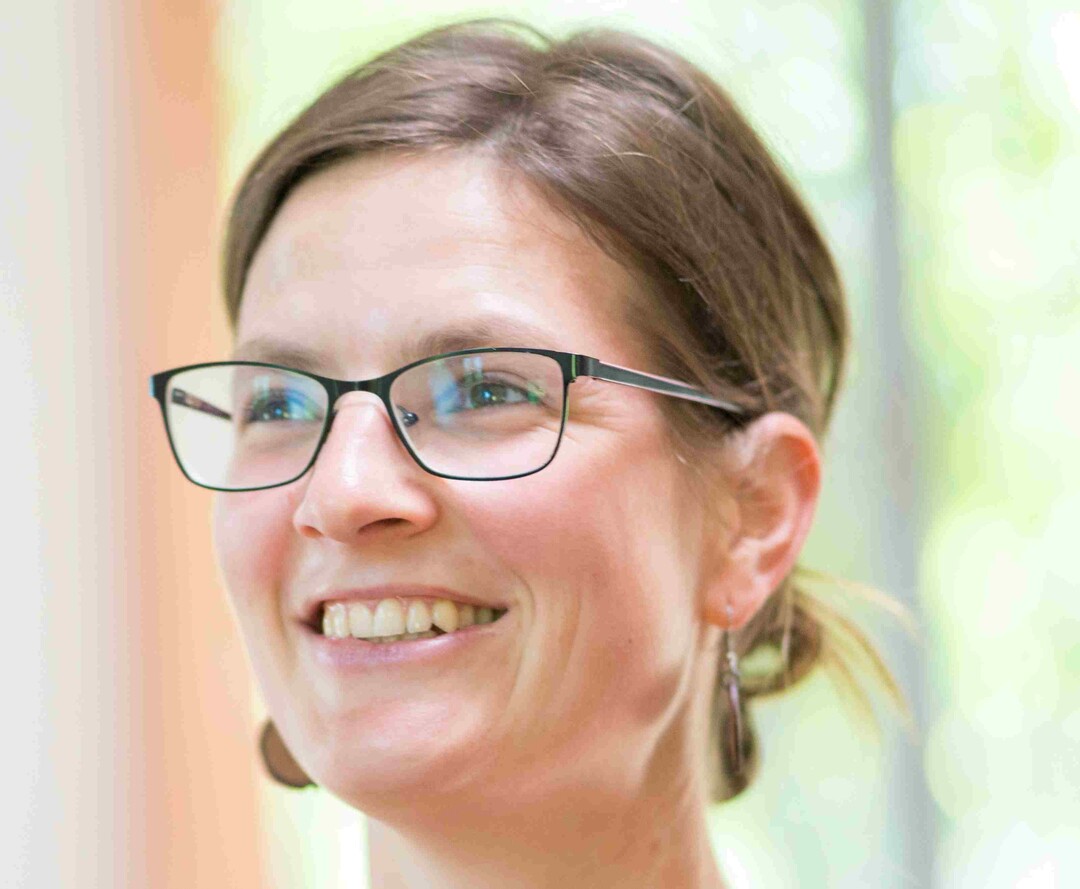 Anja Hradetzky ist Trainerin f�r wesensgem��e Tierhaltung und Demeter-B�uerin. Bereits seit 2012 gibt Anja Seminare in Low Stress Stockmanship (LSS).  