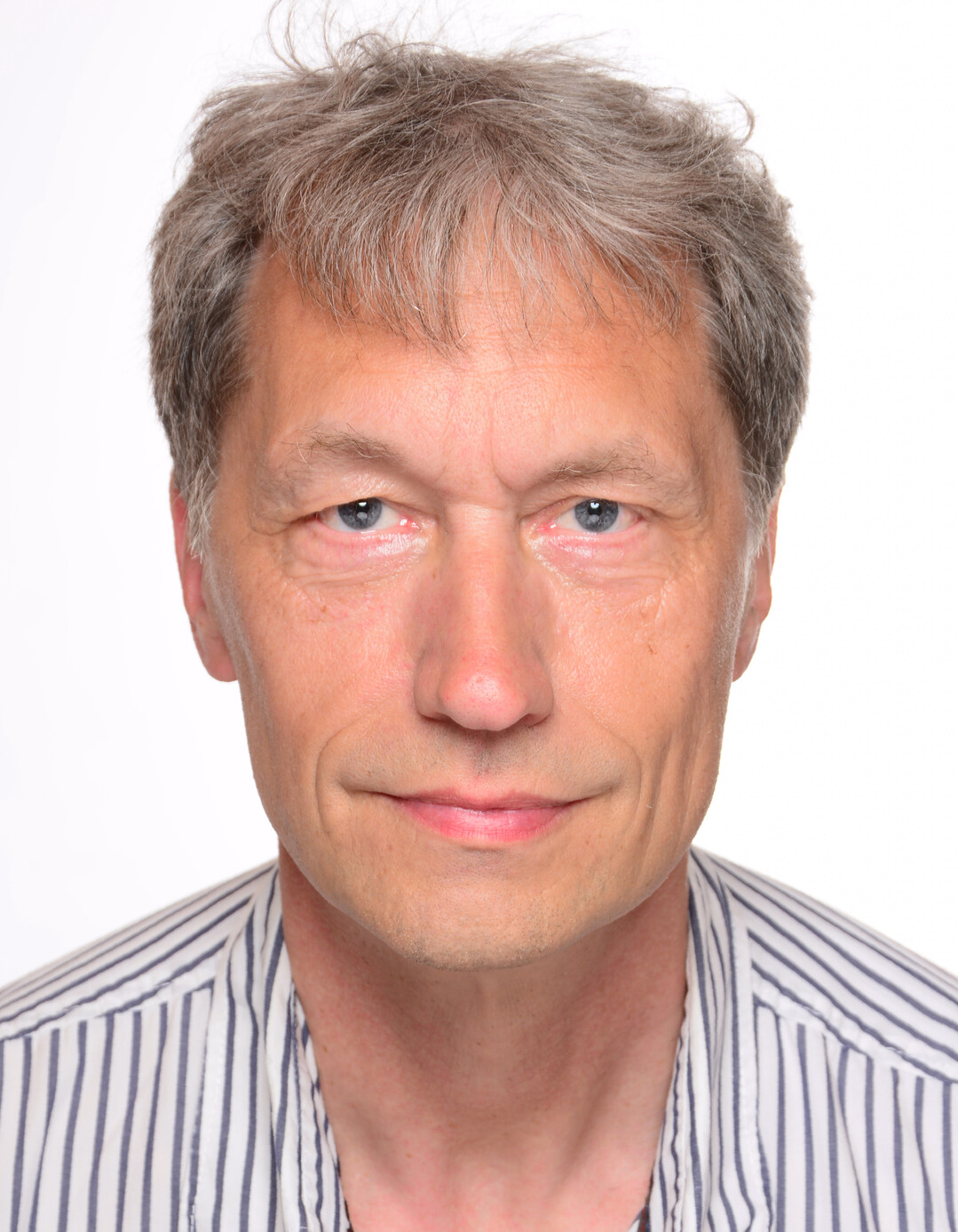 Dr. Andreas Striezel ist Tierarzt und Wiederkäuer-Berater beim Anbauverband Bioland. Als Lehrbeauftragter für Tierwissenschaften in der ökologischen Landwirtschaft ist er an der Hochschule Weihenstephan-Triesdorf tätig. Vor rund fünf Jahren absolvierte Striezel die Ausbildung zum Obsalim-Trainer. Die Methode wendet er auf ökologisch und konventionell wirtschaftenden Betrieben an.