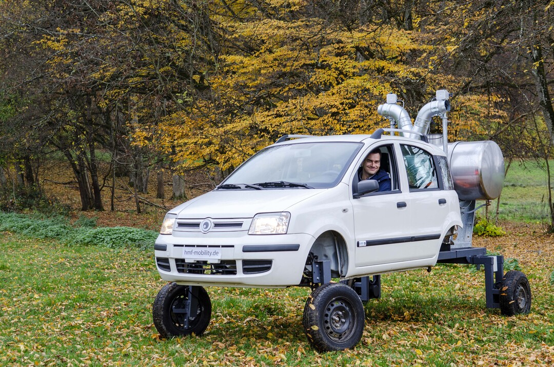 Hier testet der Chef selbst: Eric Hueber sitzt bei den Testfahrten über die Felder und Wiesen des Rengoldshauser Hofes in Überlingen am Bodensee persönlich am Steuer. So will er auch möglichst nah an die Wünsche der Kunden und Landwirte kommen, die den nun in Serie gebauten Rengo auch nach eigenen Bedürfnissen bestellen können.