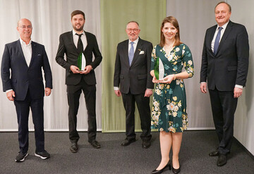  Ehrung im kleinen Kreis (v.l.): Dr. Horst Reinhardt, Sprecher des Vorstands der Rentenbank; Preistr�ger 2020 Phillip Duelli; Ehrenpr�sident Gerd Sonnleitner; die Preistr�gerin 2021, Mara Walz und der amtierende Pr�sident des Deutschen Bauernverbands (DBV), Joachim Rukwied. Der Gerd-Sonnleitner-Preis ist Anerkennung und Dank f�r die Leistungen von Philipp Duelli und Mara Walz. Gleichzeitig soll der Preis die vielen jungen Ehrenamtlichen ermutigen, sich weiter f�r die Vermittlung unterschiedlicher Perspektiven im l�ndlichen Raum zu engagieren.