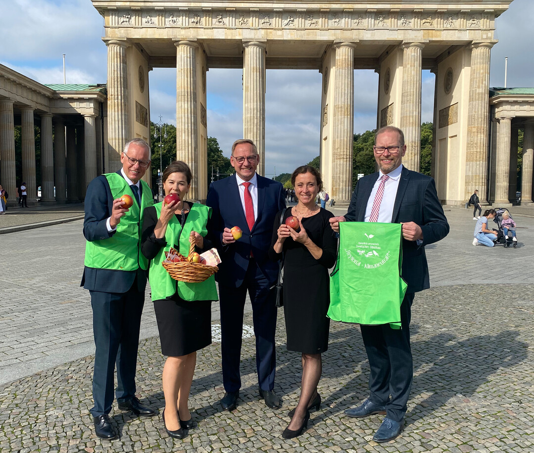 Unterst�tzen die bundesweite Apfel-Verteilaktion heimischer Obstbauern: (v. l.) Dr. Henning Ehlers (Hauptgesch�ftsf�hrer DRV), Ilonka Form (BVEO), Franz-Josef Holzenkamp (Pr�sident DRV), Suse-Katrin Jamrath (BVEO/DRV) und Dr. Christian Weseloh (Gesch�ftsf�hrer BVEO).  